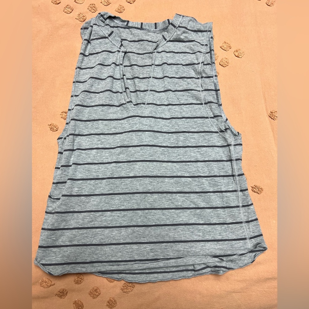 Lululemon women’s v neck tank top size 4
